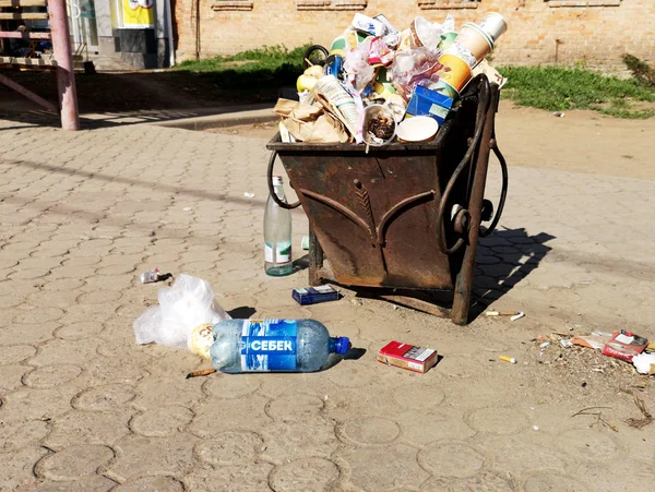 Nikopol Ucrania Mayo 2019 Cubo Basura Lleno Gente Calle Ucraniana — Foto de Stock