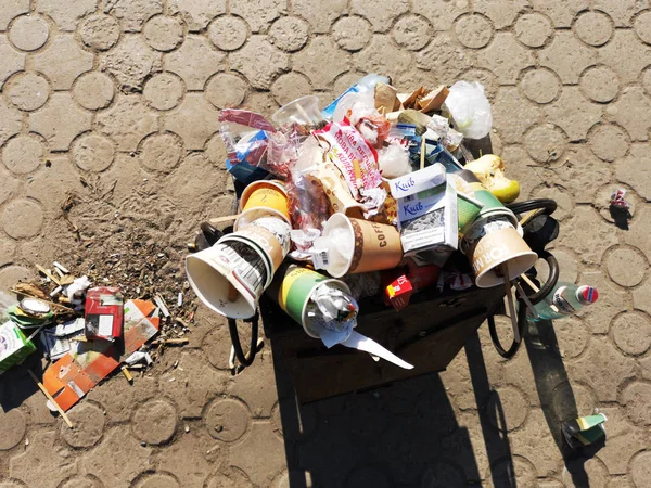 Nikopol Ucrania Mayo 2019 Cubo Basura Lleno Gente Calle Ucraniana — Foto de Stock