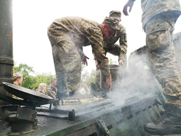 Nikopol Oekraïne Mei 2019 Oekraïens Militair Kookt Soldaten Pap Behandelt — Stockfoto