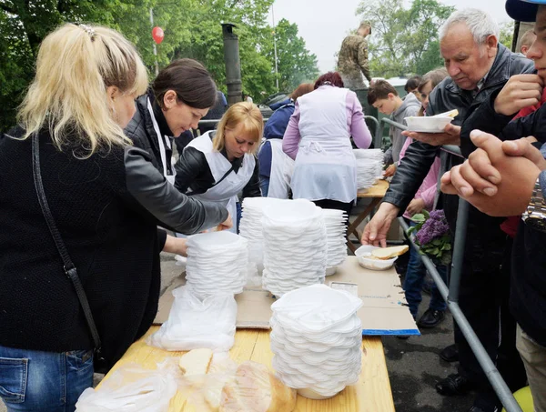 Никополь Украина Май 2019 Раздача Продовольствия Нуждающимся Благотворительная Акция — стоковое фото