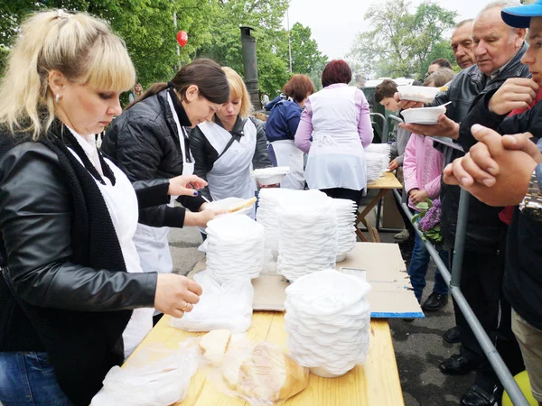 Никополь Украина Май 2019 Раздача Продовольствия Нуждающимся Благотворительная Акция — стоковое фото