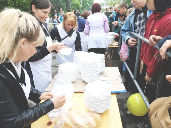Никополь Украина Май 2019 Раздача Продовольствия Нуждающимся Благотворительная Акция — стоковое фото