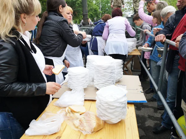 Никополь Украина Май 2019 Раздача Продовольствия Нуждающимся Благотворительная Акция — стоковое фото