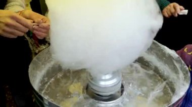 Elle pamuk helva üretimi. O tatlı bir incelik yaparken bir pasta şefinin elleri Makro çekim.