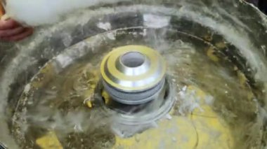 Elle pamuk helva üretimi. O tatlı bir incelik yaparken bir pasta şefinin elleri Makro çekim.