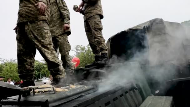 Nikopol Ukraine Mai 2019 Ukrainisches Militär Kocht Soldatenbrei Und Verwöhnt — Stockvideo