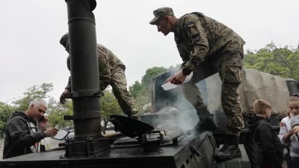 Nikopol Ukraina Maj 2019 Ukraińskich Wojskowych Kucharzy Owsianka Traktuje Ludzi — Wideo stockowe