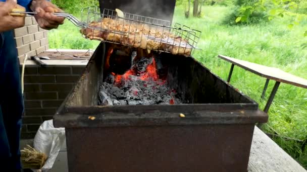 Barbecue Primo Piano Volte Uomo Gira Carne Sulla Griglia Concetto — Video Stock