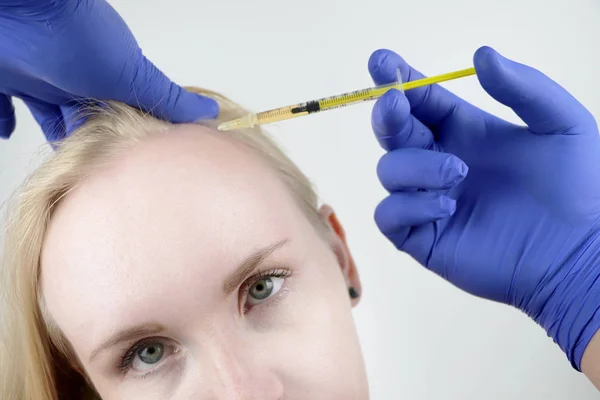 Μεσοθεραπεία Μεταμόσχευση Μαλλιών Ένας Αισθητικός Γιατρός Κάνει Ενέσεις Στο Κεφάλι — Φωτογραφία Αρχείου