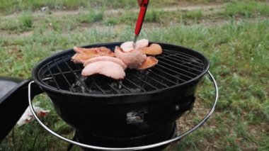 Barbekü ızgarası. Close. Bazen bir adam eti ızgaraya çevirir. Lezzetli gıda ve açık rekreasyon kavramı