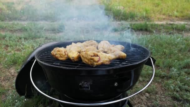 Grill Grilla Zbliżenie Czasami Człowiek Zamienia Mięso Grillu Koncepcja Pysznego — Wideo stockowe