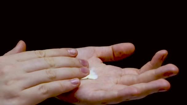 防晒霜在手 滋养霜 个人护理产品 保湿霜 用手擦奶油 倒在上面 — 图库视频影像
