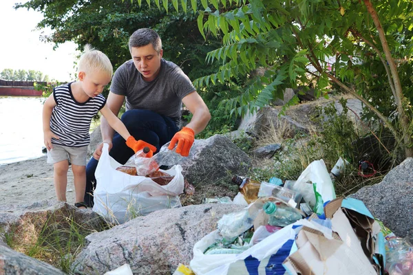 Niño Pequeño Recoge Basura Playa Padre Señala Con Dedo Dónde — Foto de Stock