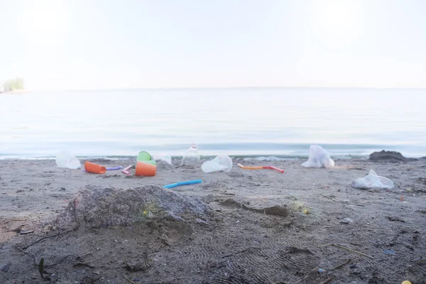 Szemétgyűjtés Tengerparton Strandon Szétszóródott Műanyagok Csomagok Egy Férfi Gyűjt Műanyag — Stock Fotó