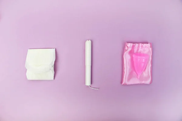 Egy Tart Menstruációs Csésze Kezében Egy Rózsaszín Háttér Nők Egészsége — Stock Fotó