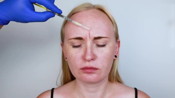 Wtrysk Botox Czole Usunąć Pionowy Zmarszczek Młoda Kobieta Recepcji Kosmetyczki — Wideo stockowe
