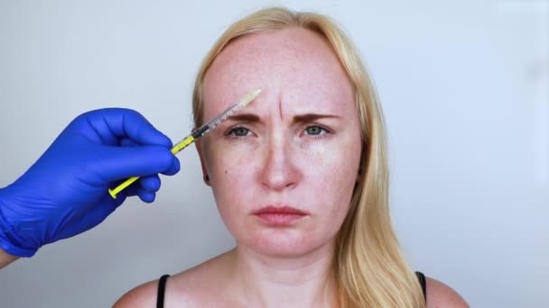 Alnında Botoks Enjeksiyonu Dikey Kırışıklık Kaldırın Güzellik Uzmanında Resepsiyonda Genç — Stok video