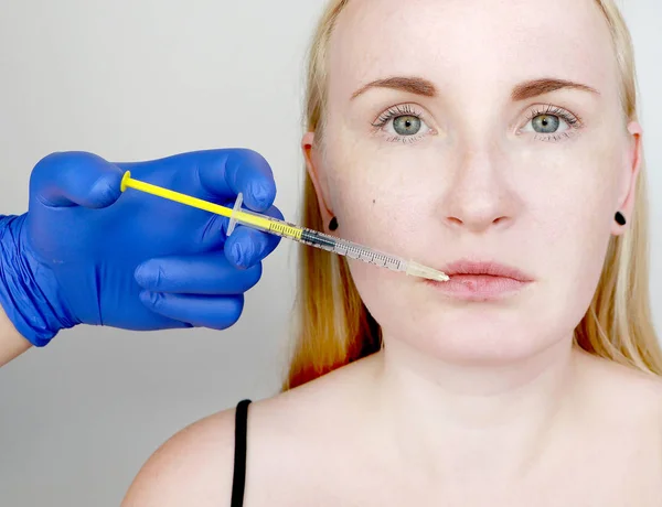 Arts Schoonheidsspecialiste Voert Contour Plastic Lippen Een Injectie Lippen Lip — Stockfoto