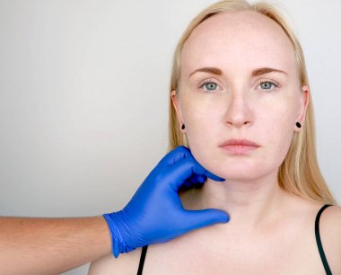 Bir Kozmetolog hastayı ameliyat için hazırlar: boyun, Mezoterapi veya botulinum tedavisinin kontur plastikleri. Kırışıklıkları ve boyun kırışıklık, Venüs yüzük