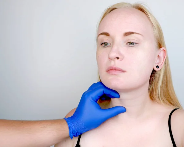 Een Cosmetoloog Bereidt Patiënt Voor Chirurgie Contour Plastics Van Nek — Stockfoto