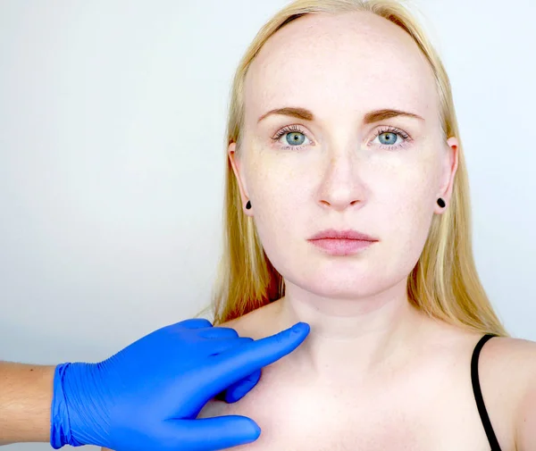 Kosmetolog Przygotowuje Pacjenta Zabiegu Chirurgicznego Plastikowy Kontur Szyi Mezoterapii Lub — Zdjęcie stockowe