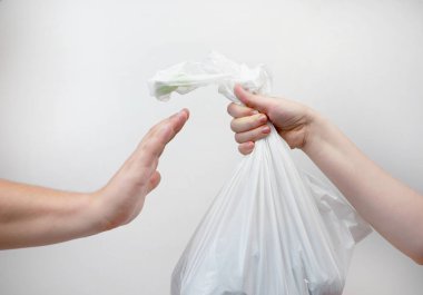 Plastik poşetin reddi. Çevre koruma kavramı. Bir paket içinde mal satın almak için bir mağazada bir teklif, bir adam bir stop jest ivedu ile reddediyor. Beyaz arka plan üzerinde izole, bir yazıt için yer
