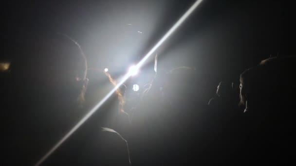 Лучи Сцены Освещают Головы Руки Болельщиков Люди Ждут Начала Концерта — стоковое видео
