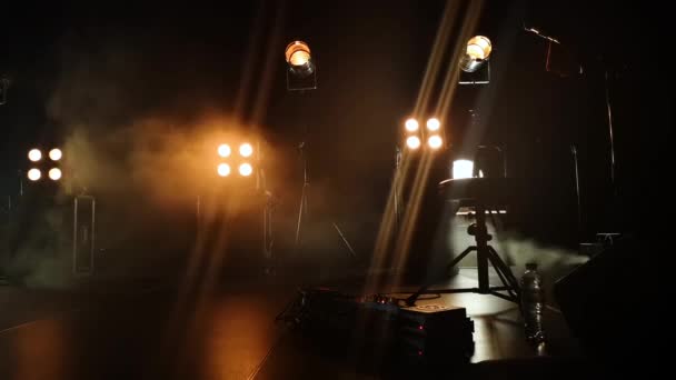Close Video Van Een Concertpodium Verlichtingsarmaturen Erop Rook Van Een — Stockvideo