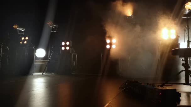 コンサートステージのクローズアップビデオと照明器具 煙の取り付けからの煙は 穏やかに黄色の光を破り 穏やかな輝きの効果を作成します — ストック動画
