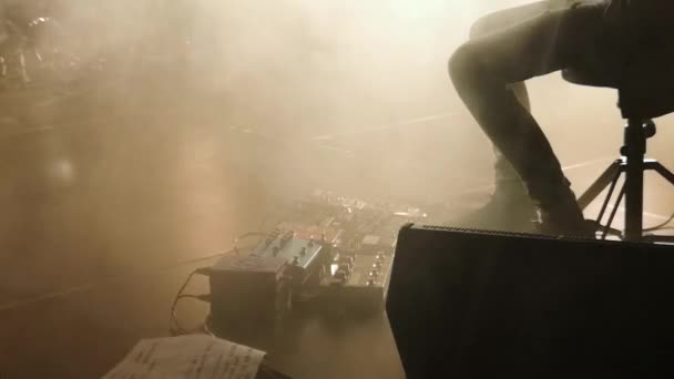 舞台中间的地板上站着一个混音器 旁边是烟雾 创造一种神秘感和魔力 你可以看到一个人是如何敲击的 音乐产业的概念 — 图库视频影像