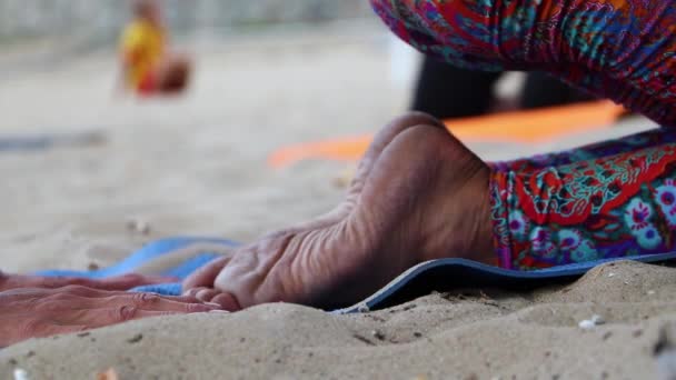 Joga Plaży Zbliżenie Dziewczęcych Nóg Pozycji Lotosu Zamazane Tło Podpisu — Wideo stockowe