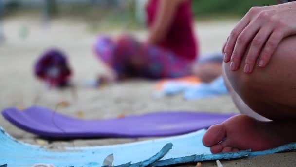 Yoga Strand Nahaufnahme Von Mädchenbeinen Lotusposition Unscharfer Hintergrund Für Die — Stockvideo
