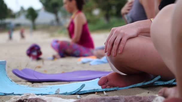 Yoga Het Strand Close Van Meisjes Benen Lotuspositie Wazige Achtergrond — Stockvideo