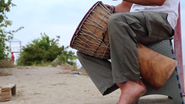 Homem Toca Tambor Djembe Africano Contra Céu Azul Criatividade Descanso — Vídeo de Stock