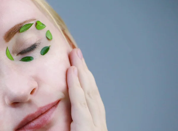 Ojos Una Chica Con Hojas Verdes Hidratante Belleza Cuidado Piel — Foto de Stock