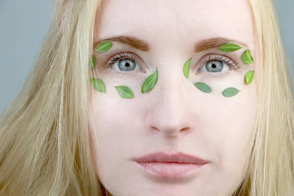 Ogen Van Een Meisje Met Groene Bladeren Hydraterende Schoonheid Huidverzorging — Stockfoto