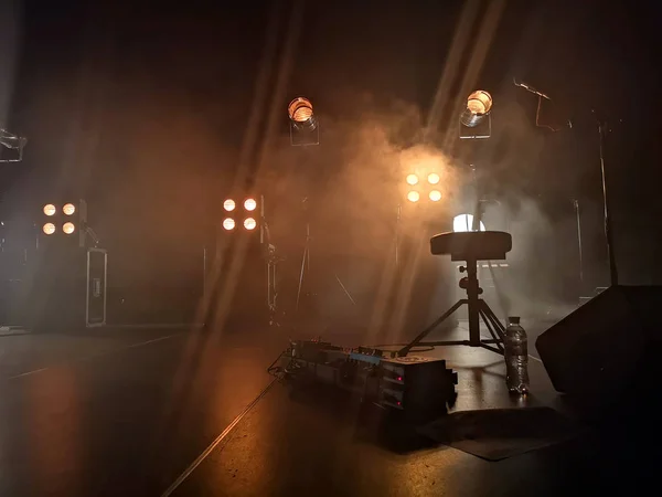 音乐会舞台和灯具上 音乐设备 烟雾装置中的烟雾轻轻打破黄光 产生柔和光芒的效果 — 图库照片