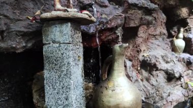 Peyzaj tasarımı - küçük fıskiyeli mini bir gölet. Evde ya da yazlıkta yaratıcı tasarım kavramı. Makro video su ve iç yığını