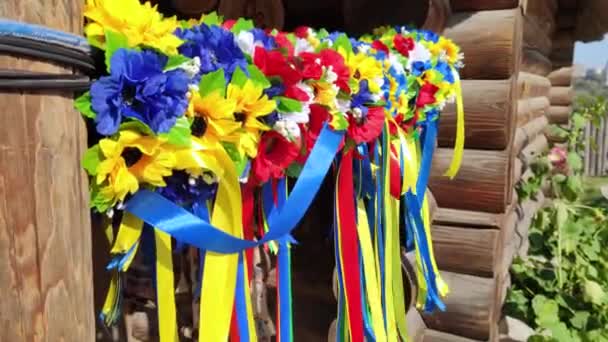Symbole Ukraińskie Kwiatowy Wieniec Żółto Niebieskimi Wstążkami Wiatr Rozwija Wstążki — Wideo stockowe