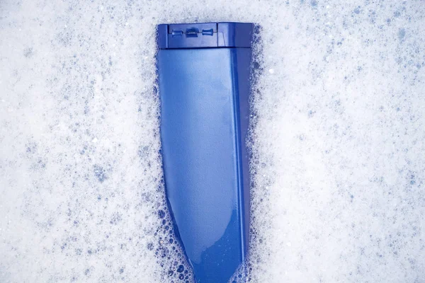 Köpüklü Suda Mavi Bir Şampuan Konservesi Yüzer Temizlik Kişisel Bakım — Stok fotoğraf