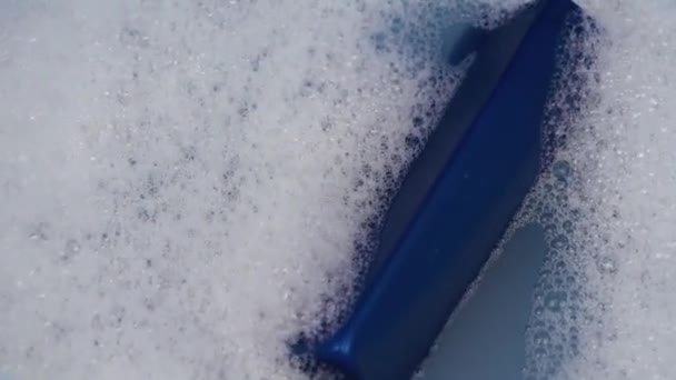 Eine Blaue Dose Shampoo Schwimmt Schäumenden Wasser Das Konzept Der — Stockvideo