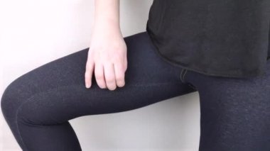 Bir kadın kalçasının iç kısmından acı çeker. Travma, miyozit, hasarlı sinir uçlu osteoartrit için kalça eklemini tedavi etme kavramı..