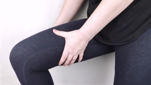 一个女人的大腿内侧疼痛 髋关节治疗创伤 神经损伤终末骨关节炎的概念 — 图库视频影像