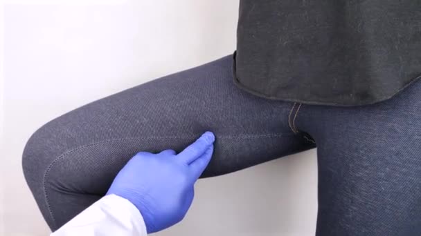 여자는 허벅지 안쪽에 통증을 느끼고 관절을 절염의 — 비디오