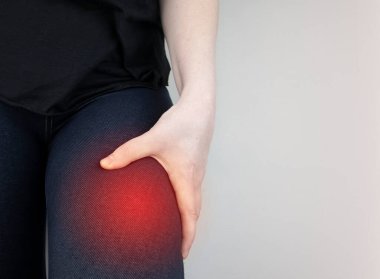 Bir kadın kalça ağrısından muzdarip. Travma, eklem ya da osteoartrit için kalça eklemi tedavisi kavramı.