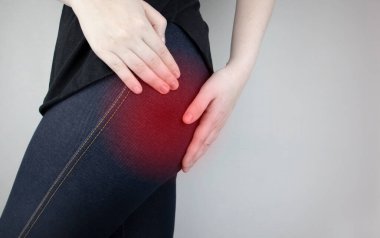 Bir kadın kalça ağrısından muzdariptir. Doktor hastaya piriforis sendromu, siyatik sinir, bel osteokondrosis ya da siyatik teşhisi koyuyor.