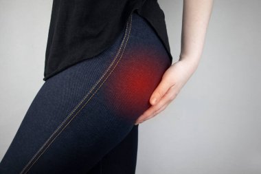 Bir kadın kalça ağrısından muzdariptir. Doktor hastaya piriforis sendromu, siyatik sinir, bel osteokondrosis ya da siyatik teşhisi koyuyor.