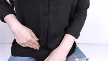 Bir kadın apandisitinde ağrıdan muzdarip. Akut apandisit, Crohn hastalığı ya da iltihaplı bağırsak hastalığı. Cerrah muayenesi ve laparoskopik apandisit ameliyatı hazırlığı.