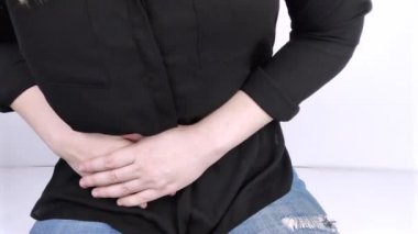 Bir kadın apandisitinde ağrıdan muzdarip. Akut apandisit, Crohn hastalığı ya da iltihaplı bağırsak hastalığı. Cerrah muayenesi ve laparoskopik apandisit ameliyatı hazırlığı.