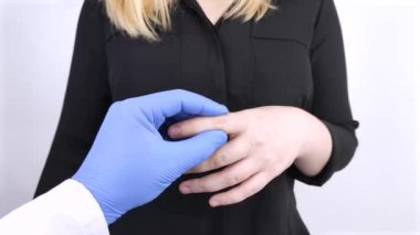 Kadınlar parmaklarında ağrı hisseder. Eklem iltihabı, artrosit, kıkırdak aşınması, eklemlerde romatizma. Romatolog muayenesi.